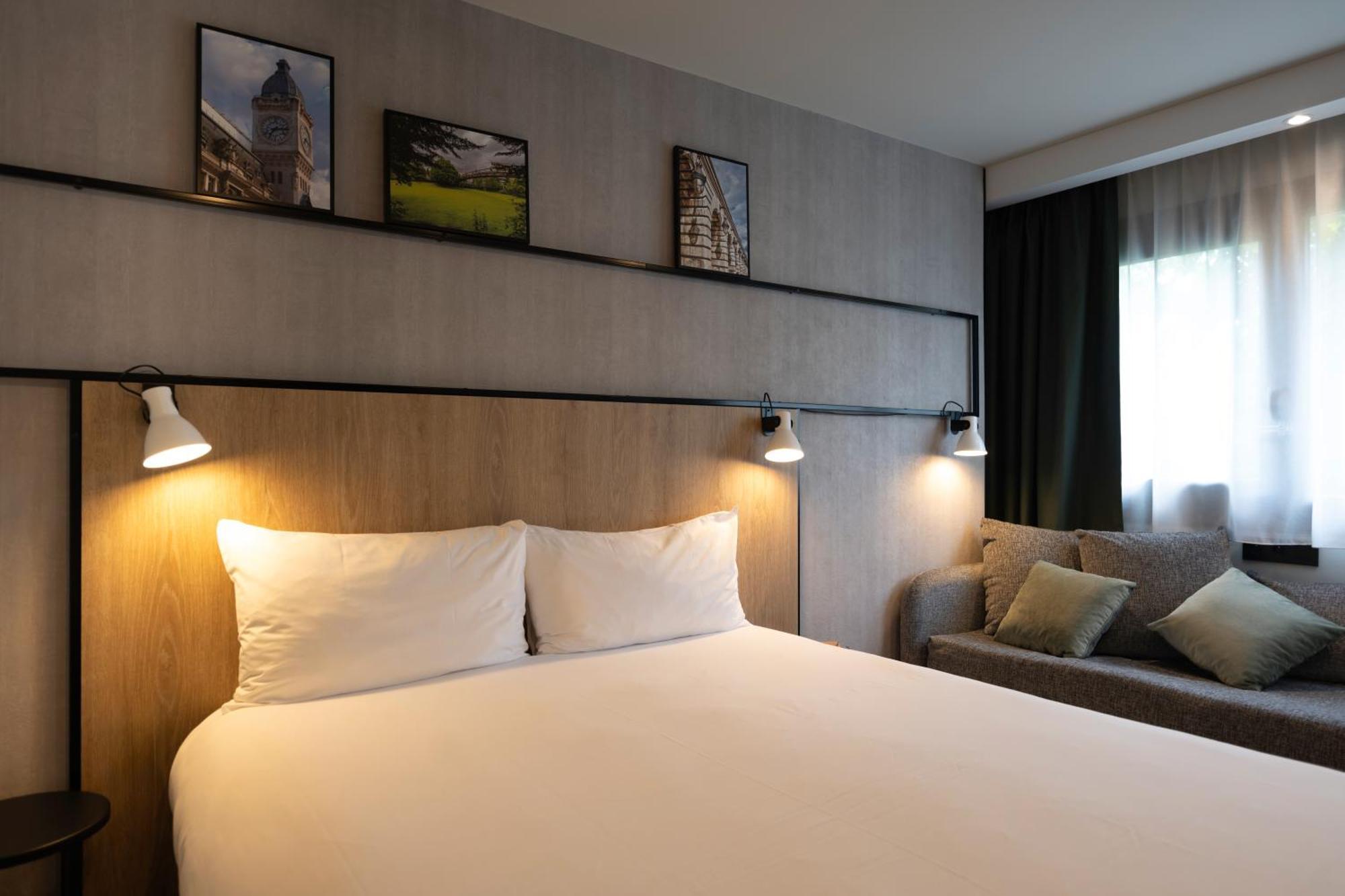 Driepersoonskamer met 1 tweepersoonsbed en 1 slaapbank